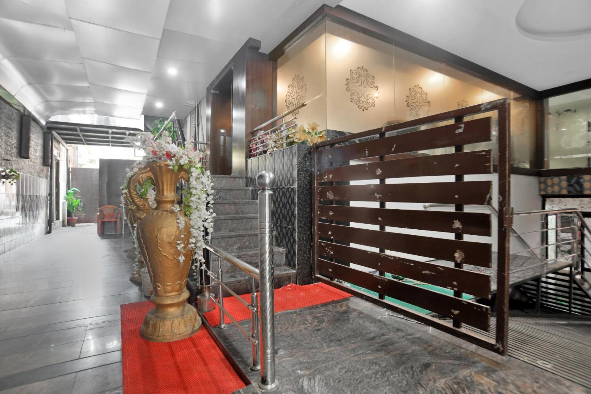 Super Townhouse Divya Palace